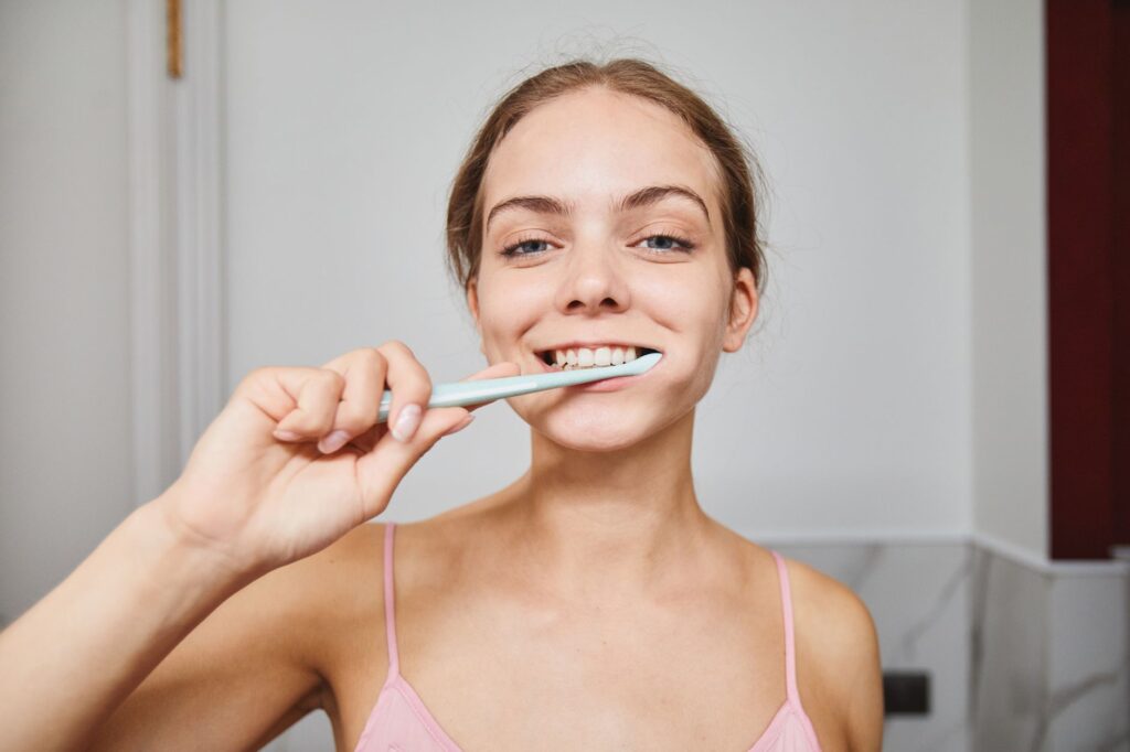 Best At-Home Teeth Whitening Kits in 2026: A Dentist’s Honest Picks (And When to See a Dentist Instead)